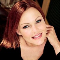 Book Belinda Carlisle