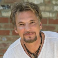 Book Kenny Loggins